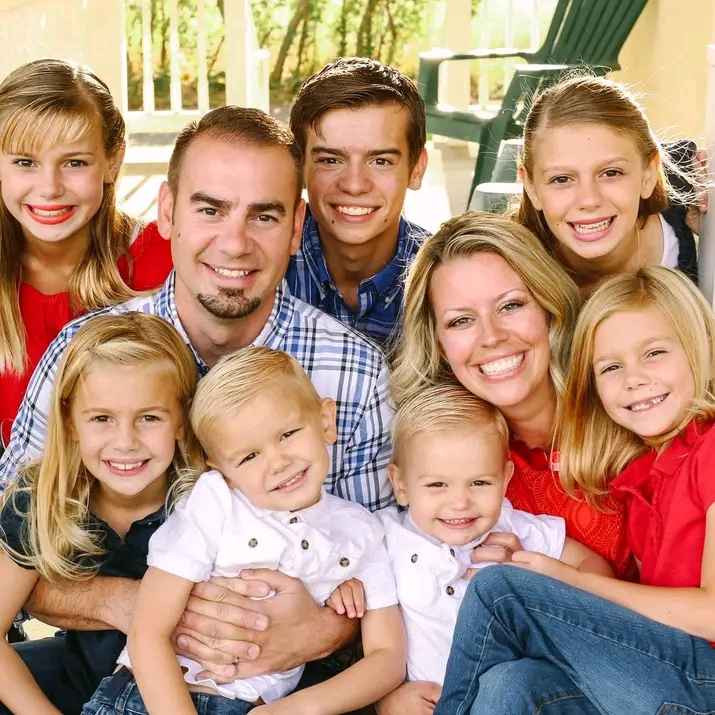 Image - Young Savannah Tannerites in a family photo with her parents and six siblings. 