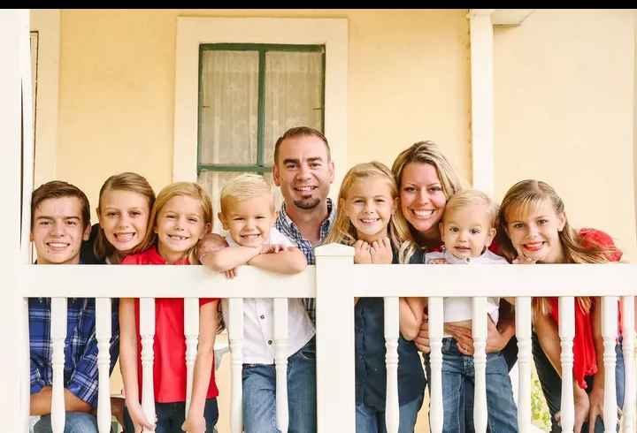 Image - Young Lizzy Tannerites in a family photo with her family; her parents and siblings. 